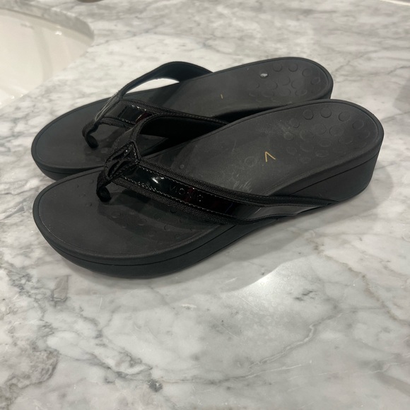 Vionic Wedge Flip Flop for High Arches - Picture 6 of 8